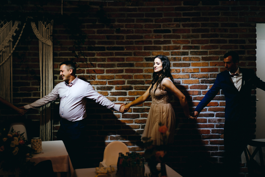 dwór kociołek wesele, zabawa, goście weselni tańczą, brosart rozkręca imprezę