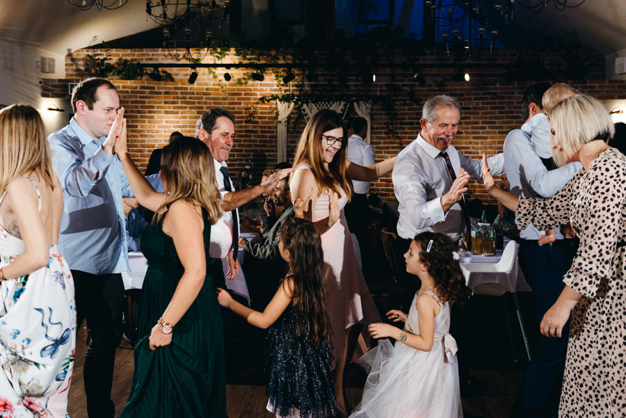dwór kociołek wesele, zabawa, goście weselni tańczą