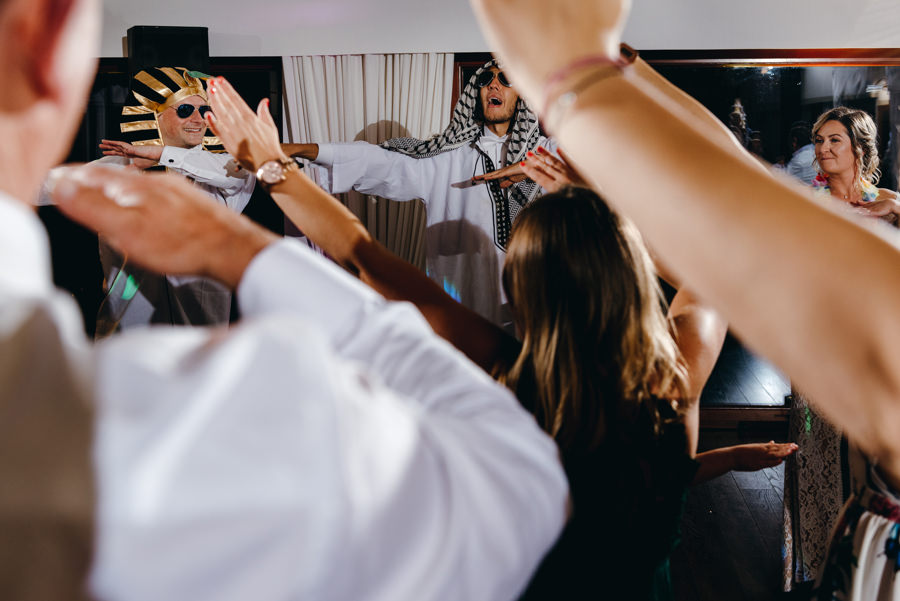 dwór kociołek wesele, zabawa, goście weselni tańczą, brosart rozkręca imprezę