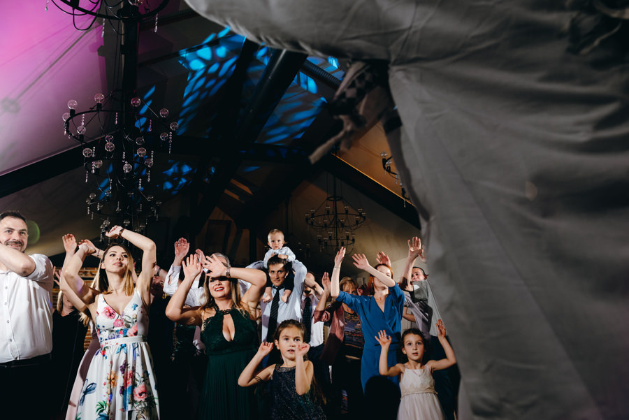 dwór kociołek wesele, zabawa, goście weselni tańczą, brosart rozkręca imprezę