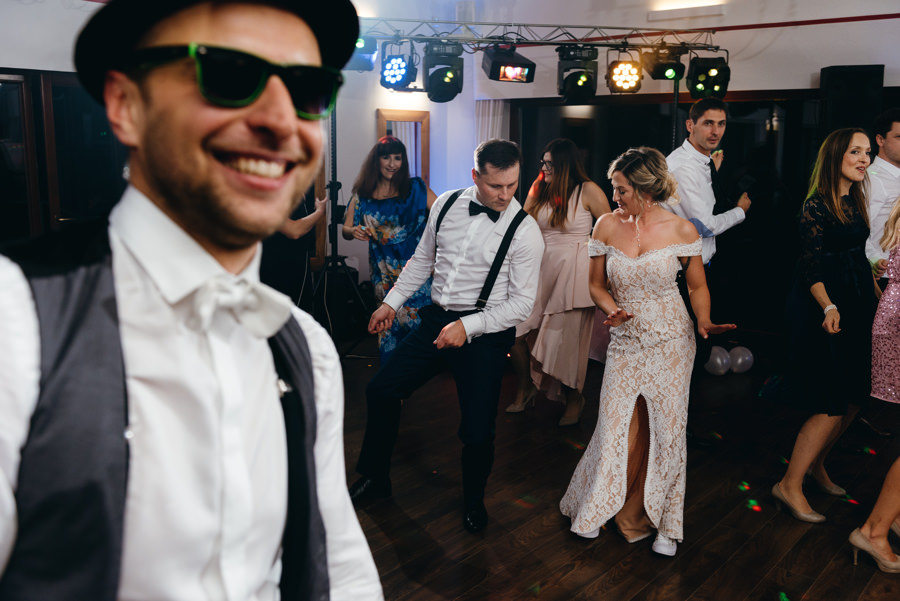 dwór kociołek wesele, zabawa, goście weselni tańczą, brosart rozkręca imprezę