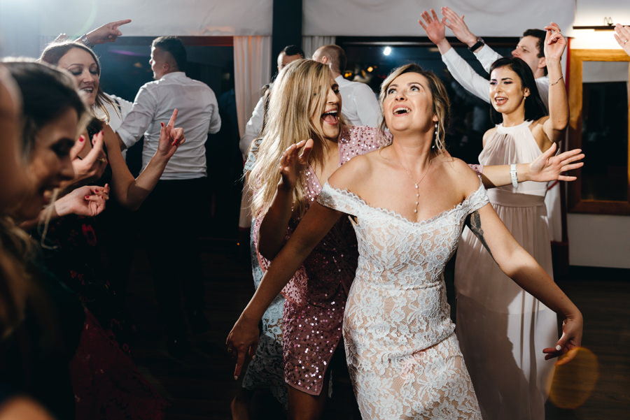 dwór kociołek wesele, zabawa, goście weselni tańczą, brosart rozkręca imprezę, pani młoda szaleje na parkiecie