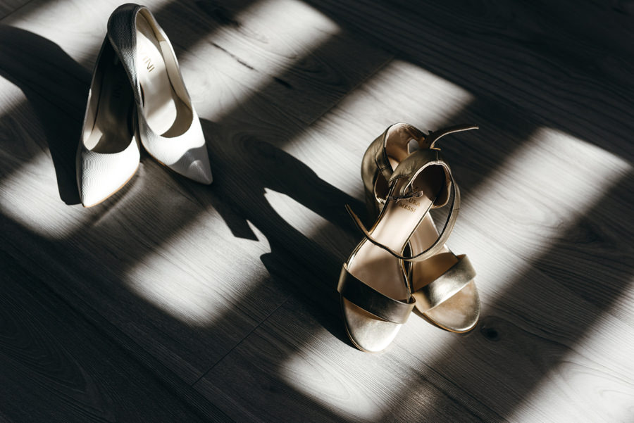 panna młoda przygotowuje się do ślubu, fotografia ślubna Bochnia, buty ślubne panny młodej