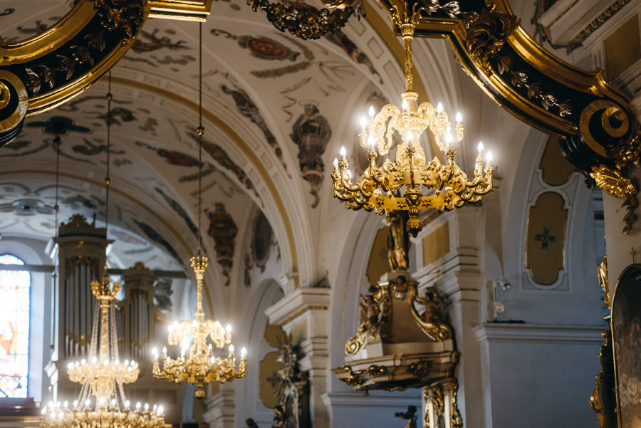 sufit w bazylice św. Mikołaja w Bochni, żyrandole
