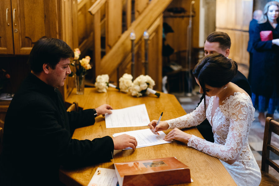 para młoda podpisuje dokumenty w zakrystkii bazyliki św Mikołaja w Bochnii