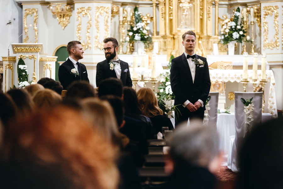 pan młody w oczekiwaniu na swą narzeczoną