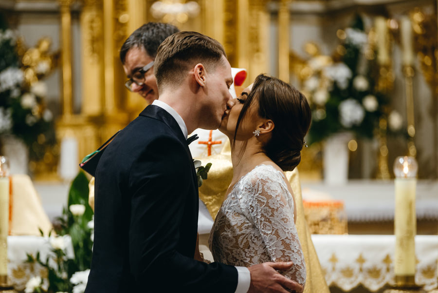 pocałunek na zakończenie przysięgi ślubnej, ceremonia w kościele, emocje , wzruszenie, reportaż śłubny