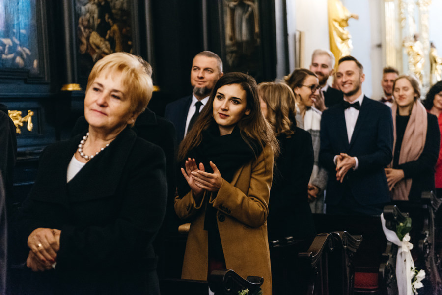 goście biją brawa dla nowożeńców