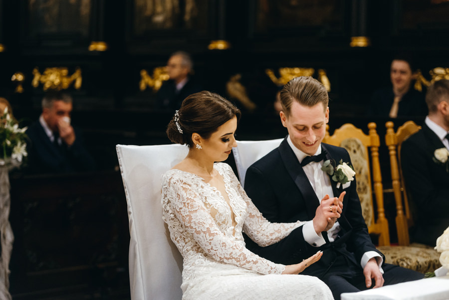 wzruszeni nowożeńcy oglądają swoje obrączki, reportaż ślubny, fotograf Bochnia