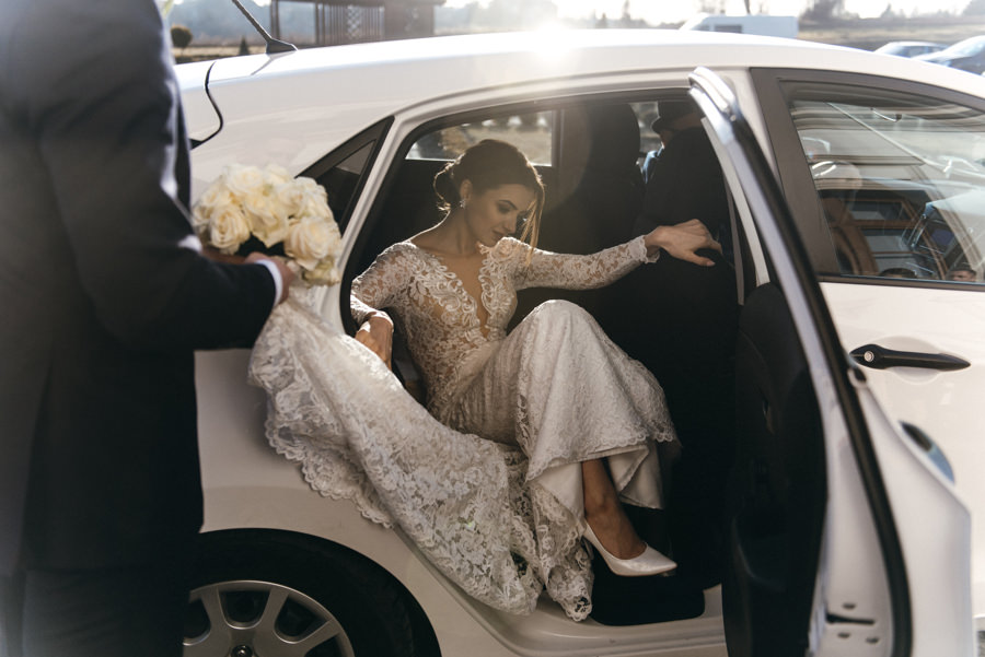 panna młoda wysiada z samochodu, Hotel Panorama Garden, wesele, reportaż ślubny, Fotograf Bochnia