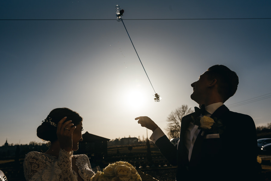 Hotel Panorama Garden, wesele, reportaż ślubny, Fotograf Bochnia, para młoda rzuca kieliszkami na szczęście