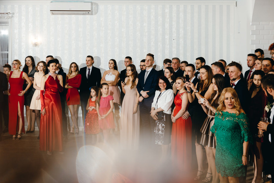 goście podziwiają tańczących nowożeńców Hotel Panorama Garden, wesele, reportaż ślubny, Fotograf Bochnia