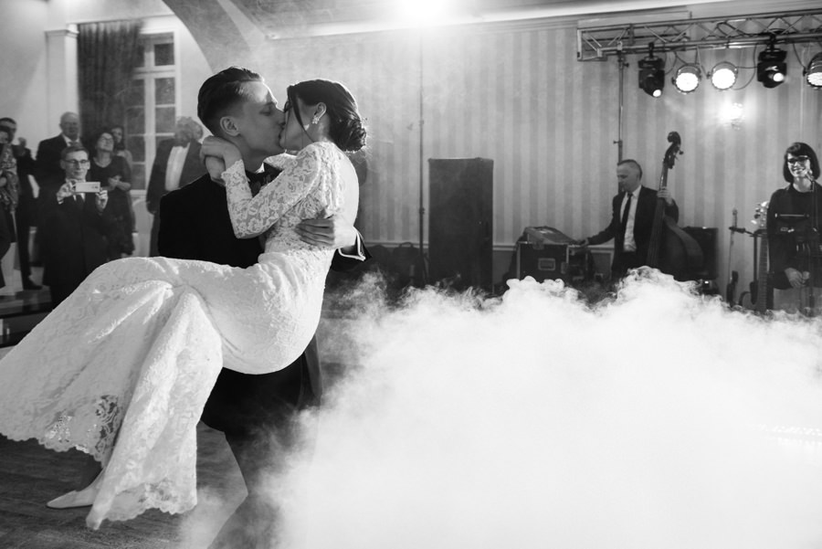 pocałunek pary młodej, zjawiskowy pierwszy taniec, hotel panorama garden nowy wiśnicz