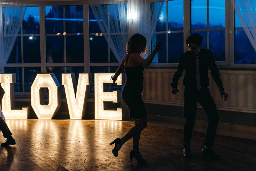 Hotel Panorama Garden wesele, tańce, energia na parkiecie, goście się bawią, fotograf Bochnia, napis love ze światełek