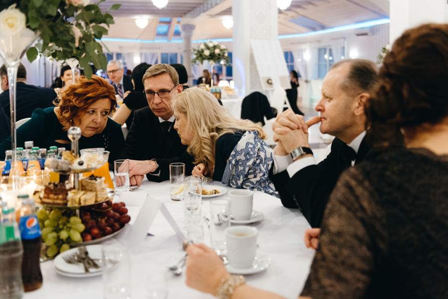 Hotel Panorama Garden wesele, goscie dyskutuja przy stolikach