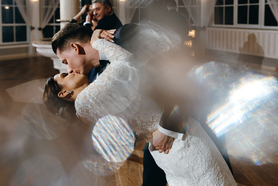 para młoda, wesele, pocałunek, hotel panorama garden nowy wisnicz