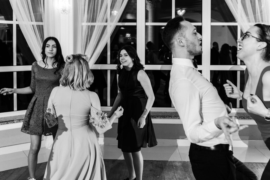 Hotel Panorama Garden wesele, tańce, energia na parkiecie, goście się bawią, fotograf Bochnia