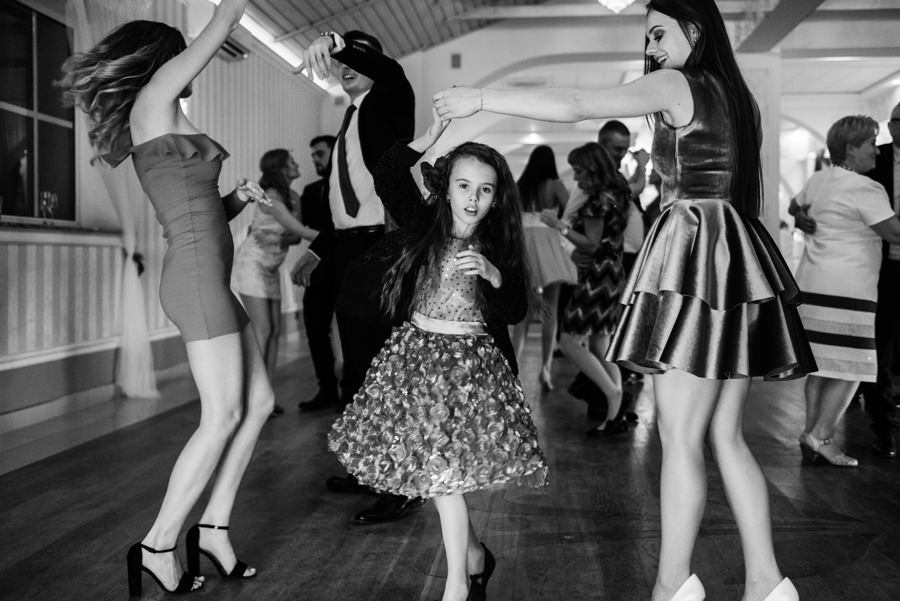 Hotel Panorama Garden wesele, tańce, energia na parkiecie, goście się bawią, fotograf Bochnia