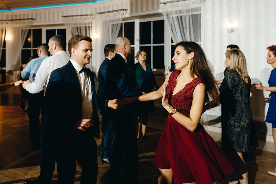 Hotel Panorama Garden wesele, tańce, energia na parkiecie, goście się bawią, fotograf Bochnia