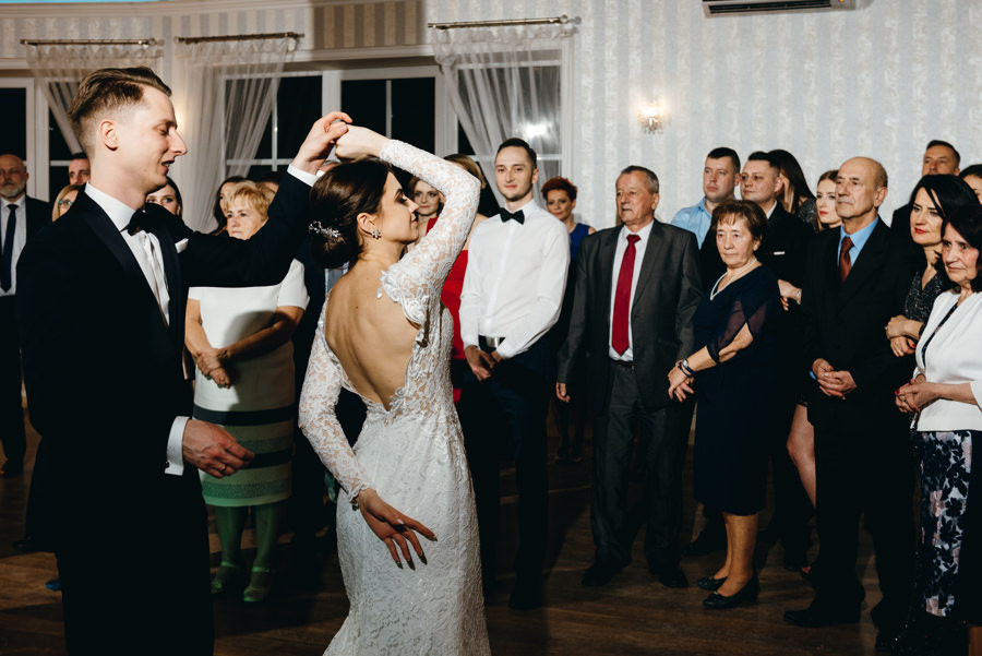 Hotel Panorama Garden wesele, tańce, energia na parkiecie, goście się bawią, fotograf Bochnia