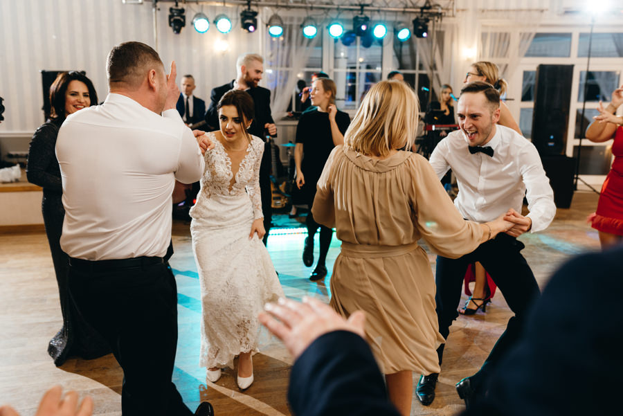Hotel Panorama Garden wesele, tańce, energia na parkiecie, goście się bawią, fotograf Bochnia