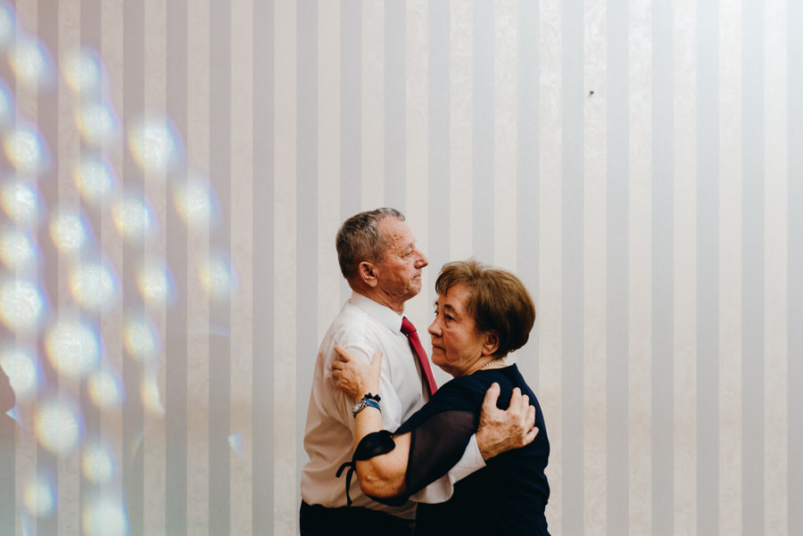 Hotel Panorama Garden wesele, tańce, energia na parkiecie, goście się bawią, fotograf Bochnia