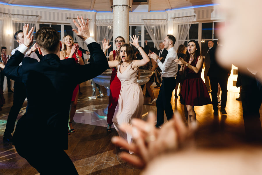 Hotel Panorama Garden wesele, tańce, energia na parkiecie, goście się bawią, fotograf Bochnia