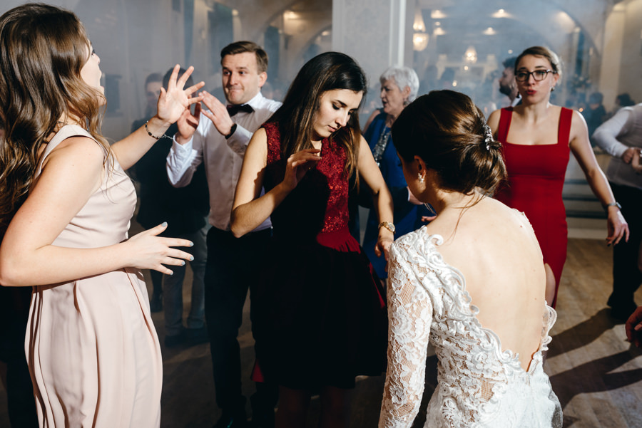 Hotel Panorama Garden wesele, tańce, energia na parkiecie, goście się bawią, fotograf Bochnia
