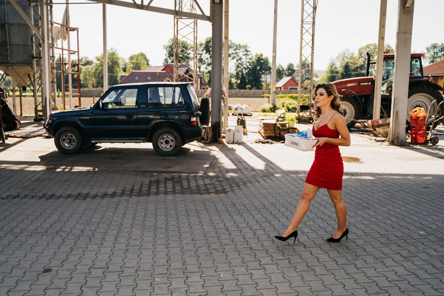 folwark zalesie, sesja ślubna, reportaż ślubny, sukienka, panna młoda, pan młody, wesele z pięknym widokiem