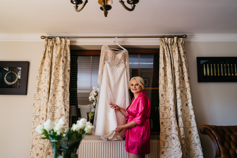 folwark zalesie, sesja ślubna, reportaż ślubny, sukienka, panna młoda, pan młody, wesele z pięknym widokiem