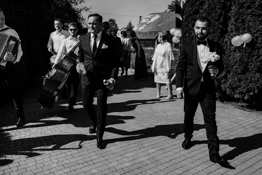 folwark zalesie, sesja ślubna, reportaż ślubny, sukienka, panna młoda, pan młody, wesele z pięknym widokiem