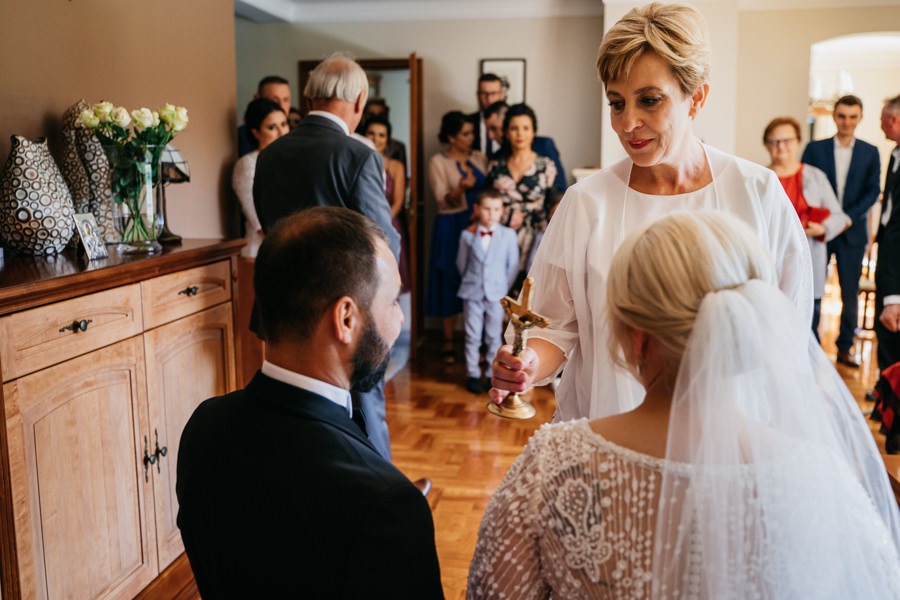 folwark zalesie, sesja ślubna, reportaż ślubny, sukienka, panna młoda, pan młody, wesele z pięknym widokiem