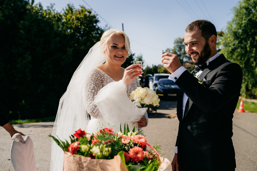 folwark zalesie, sesja ślubna, reportaż ślubny, sukienka, panna młoda, pan młody, wesele z pięknym widokiem
