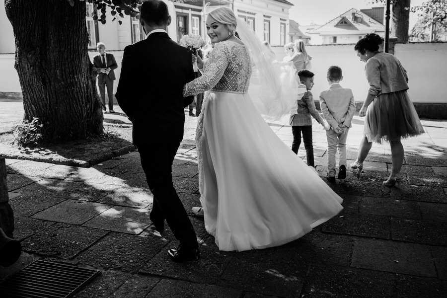 folwark zalesie, sesja ślubna, reportaż ślubny, sukienka, panna młoda, pan młody, wesele z pięknym widokiem