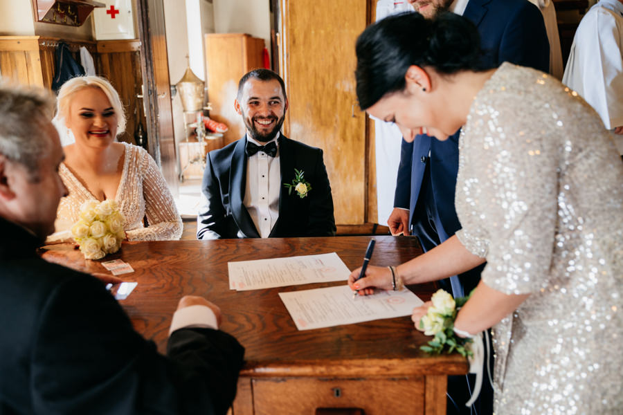 folwark zalesie, sesja ślubna, reportaż ślubny, sukienka, panna młoda, pan młody, wesele z pięknym widokiem