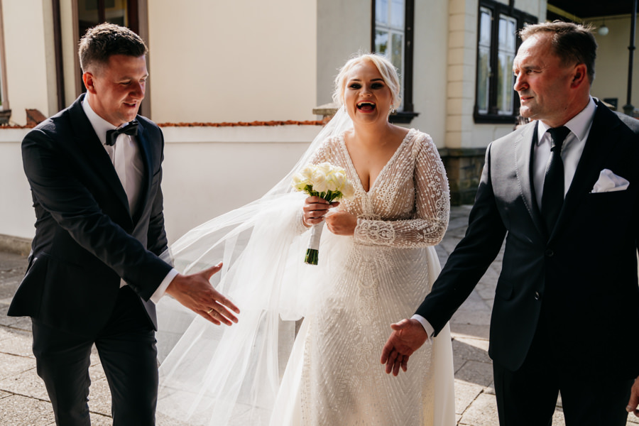 folwark zalesie, sesja ślubna, reportaż ślubny, sukienka, panna młoda, pan młody, wesele z pięknym widokiem