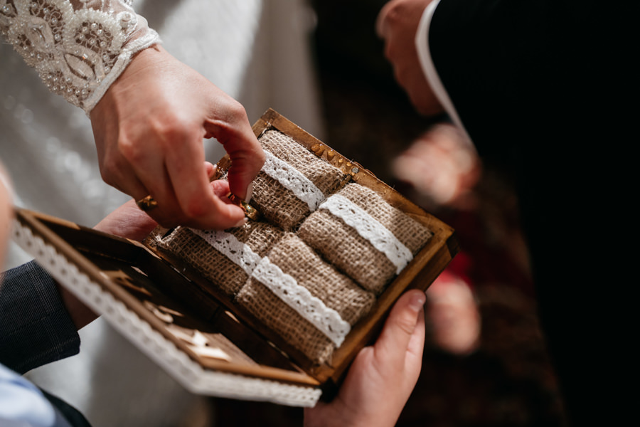 folwark zalesie, sesja ślubna, reportaż ślubny, sukienka, panna młoda, pan młody, wesele z pięknym widokiem