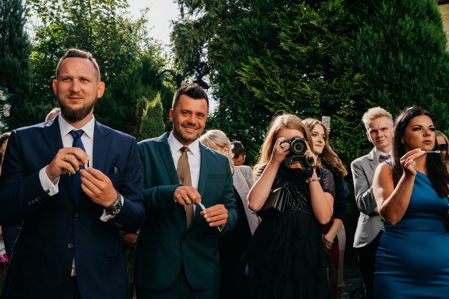 folwark zalesie, sesja ślubna, reportaż ślubny, sukienka, panna młoda, pan młody, wesele z pięknym widokiem