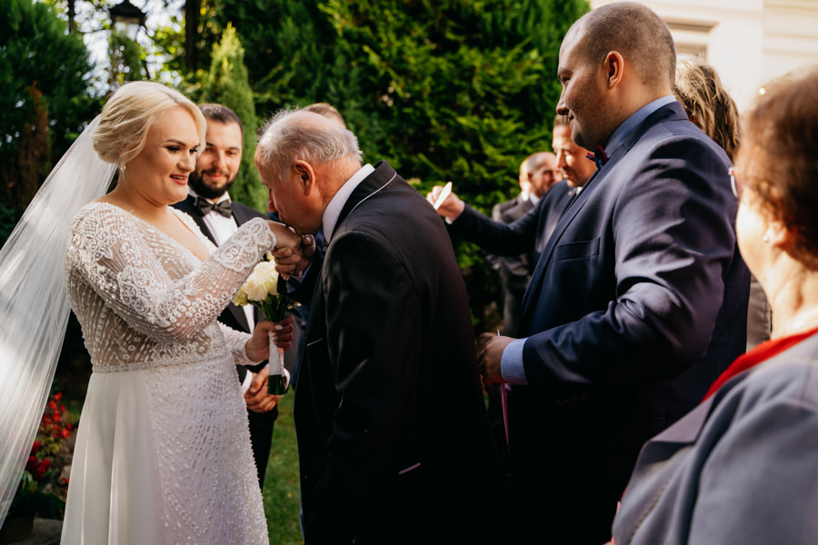 folwark zalesie, sesja ślubna, reportaż ślubny, sukienka, panna młoda, pan młody, wesele z pięknym widokiem