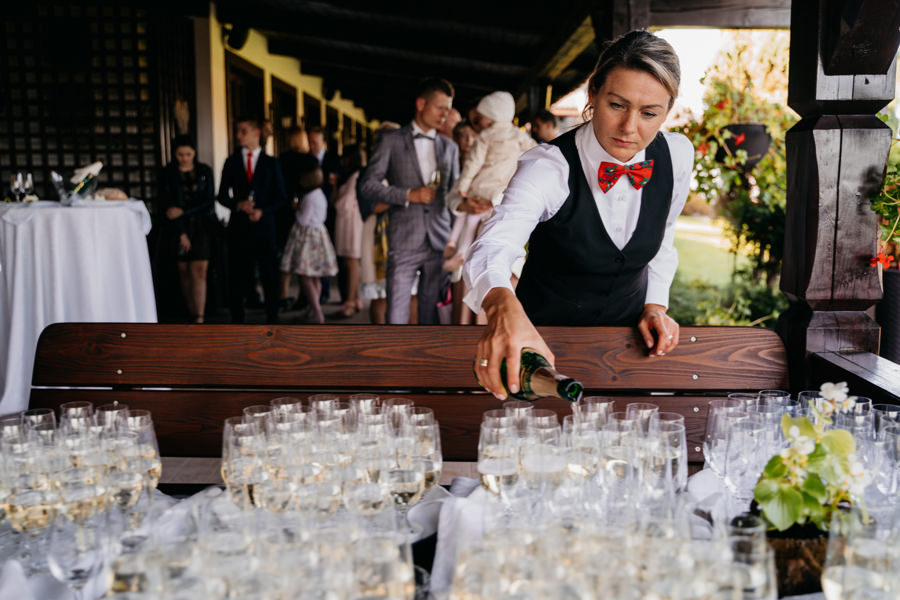 folwark zalesie, sesja ślubna, reportaż ślubny, sukienka, panna młoda, pan młody, wesele z pięknym widokiem