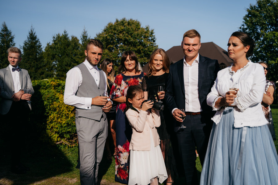 folwark zalesie, sesja ślubna, reportaż ślubny, sukienka, panna młoda, pan młody, wesele z pięknym widokiem