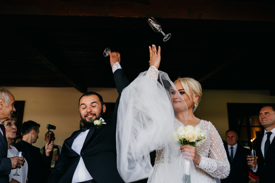 folwark zalesie, sesja ślubna, reportaż ślubny, sukienka, panna młoda, pan młody, wesele z pięknym widokiem