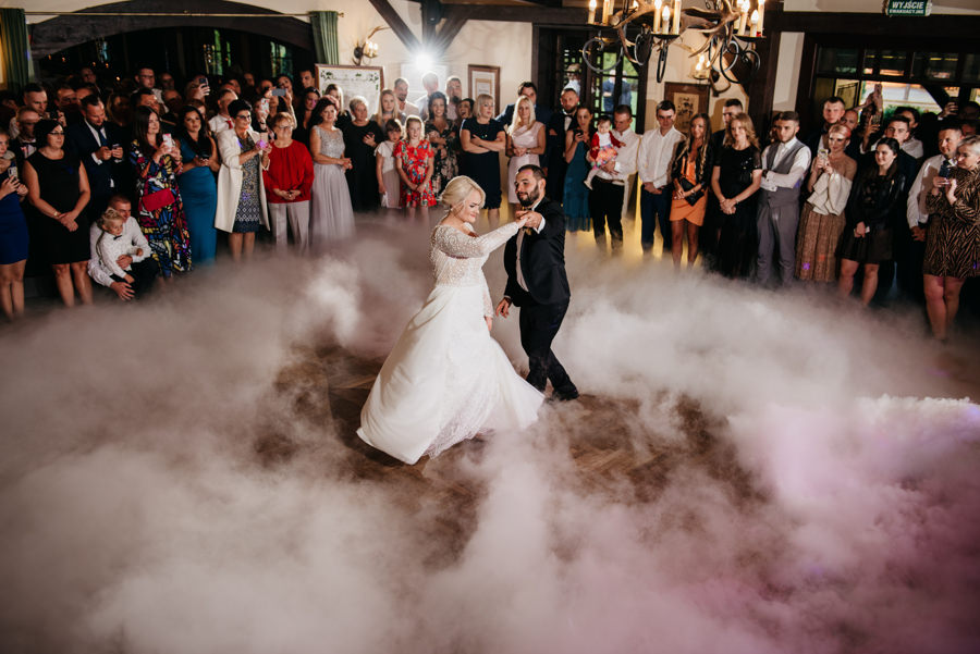 folwark zalesie, sesja ślubna, reportaż ślubny, sukienka, panna młoda, pan młody, wesele z pięknym widokiem