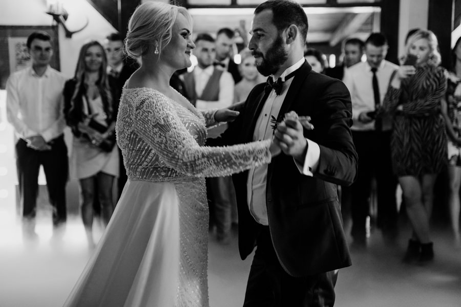 folwark zalesie, sesja ślubna, reportaż ślubny, sukienka, panna młoda, pan młody, wesele z pięknym widokiem