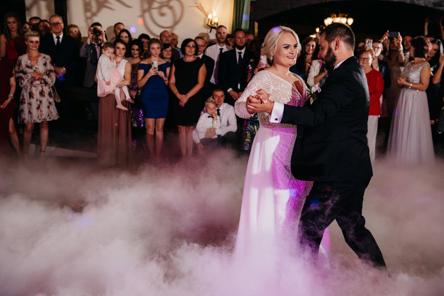 folwark zalesie, sesja ślubna, reportaż ślubny, sukienka, panna młoda, pan młody, wesele z pięknym widokiem