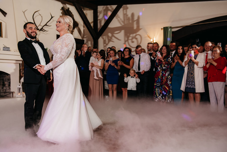 folwark zalesie, sesja ślubna, reportaż ślubny, sukienka, panna młoda, pan młody, wesele z pięknym widokiem