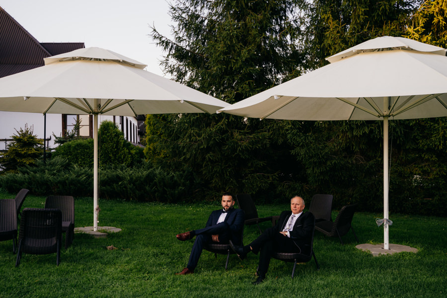 folwark zalesie, sesja ślubna, reportaż ślubny, sukienka, panna młoda, pan młody, wesele z pięknym widokiem