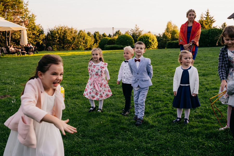 folwark zalesie, sesja ślubna, reportaż ślubny, sukienka, panna młoda, pan młody, wesele z pięknym widokiem