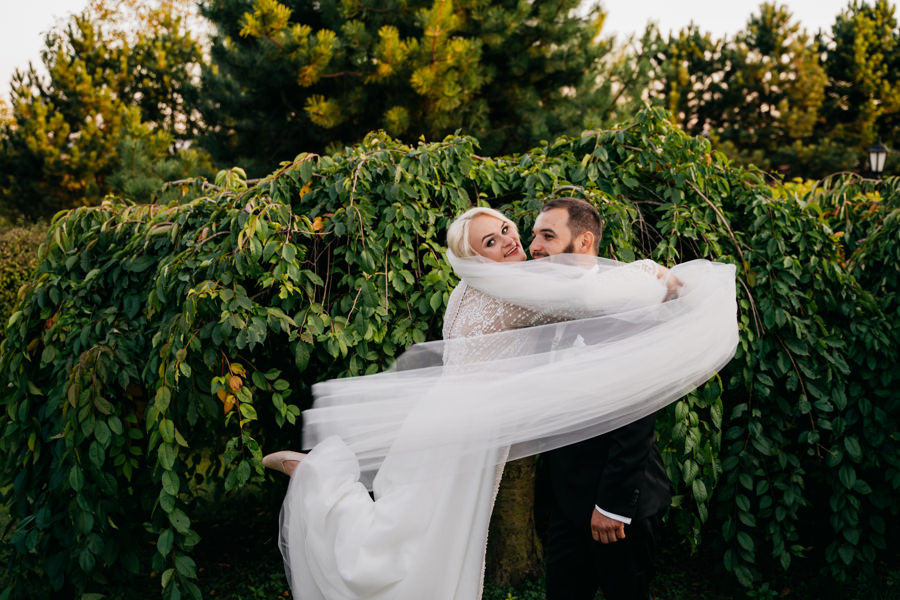 folwark zalesie, sesja ślubna, reportaż ślubny, sukienka, panna młoda, pan młody, wesele z pięknym widokiem