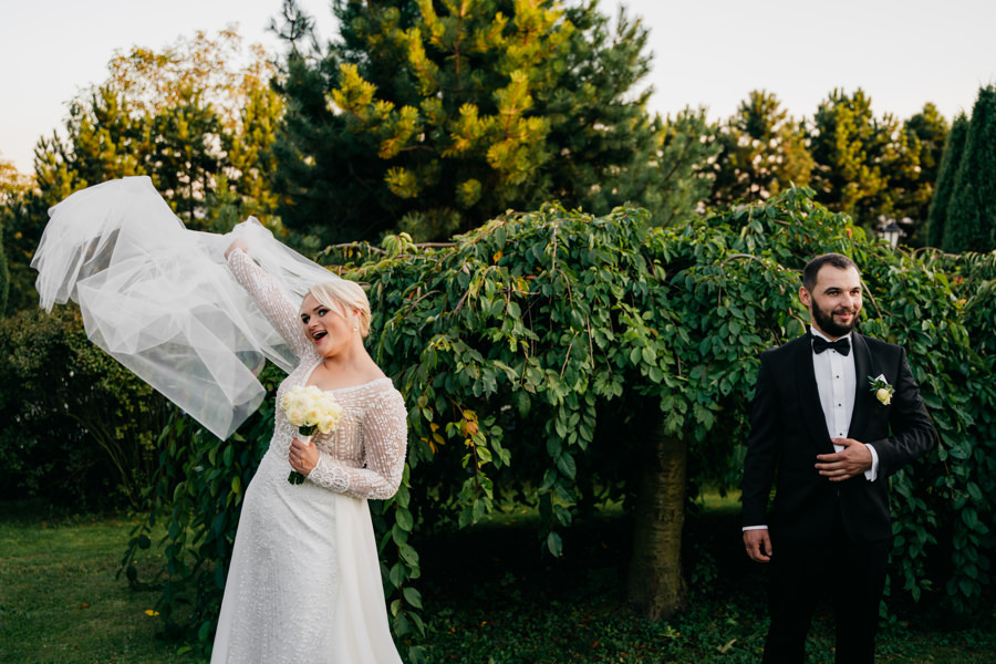 folwark zalesie, sesja ślubna, reportaż ślubny, sukienka, panna młoda, pan młody, wesele z pięknym widokiem